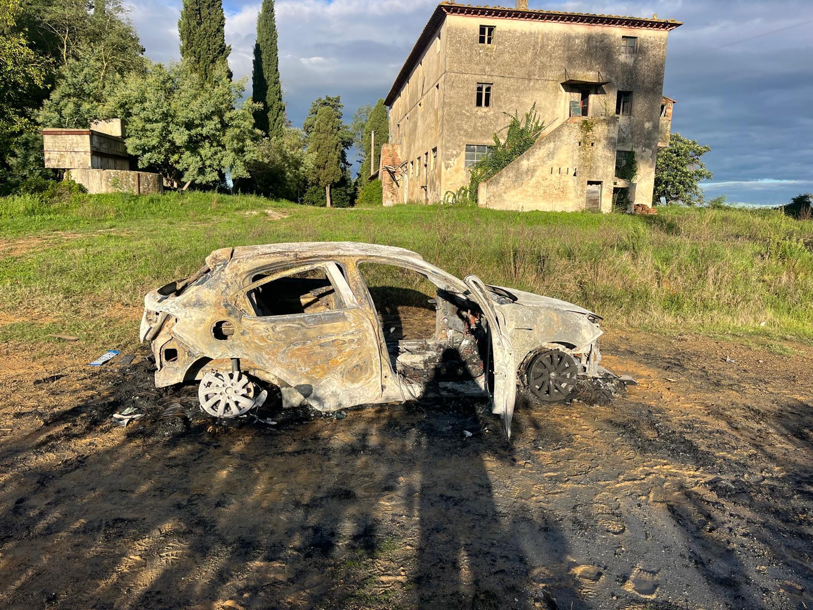 L'auto distrutta a Nugola