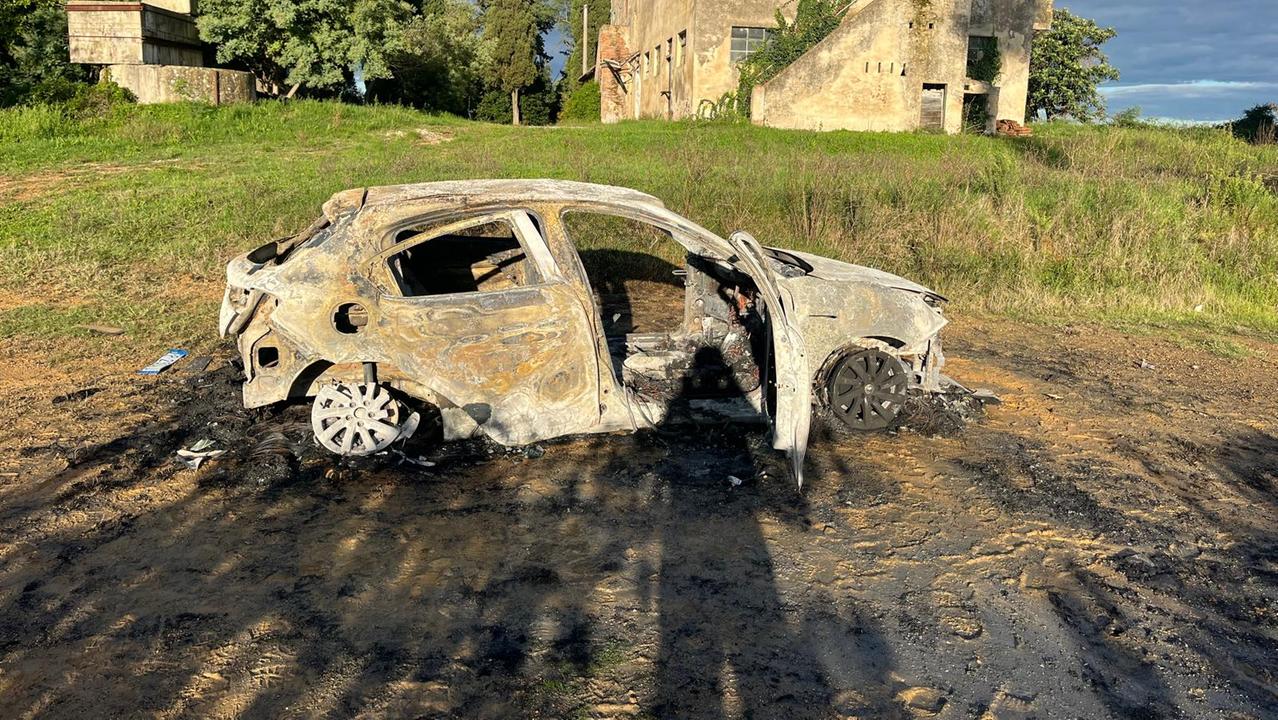 L'auto distrutta a Nugola