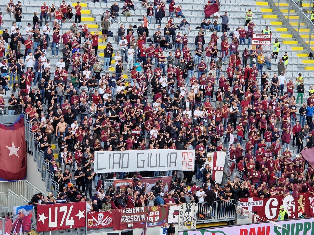 L’omaggio dei tifosi della Reggiana a Giulia Zanardi, morta in moto a 32 anni