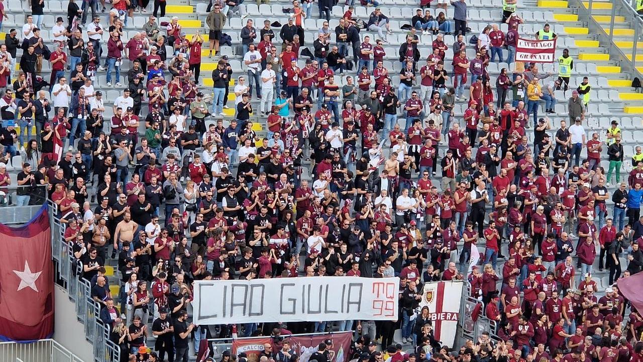 L’omaggio dei tifosi della Reggiana a Giulia Zanardi, morta in moto a 32 anni