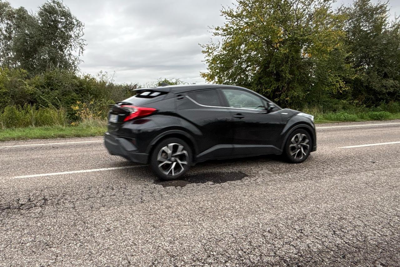 Cona, tre auto in panne e gomme squarciate per una buca