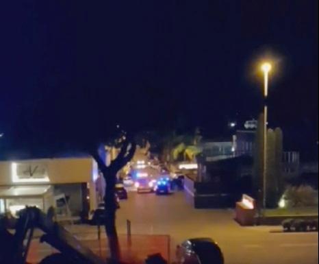 Carrara, prima litigano poi vengono presi a sassate davanti al locale notturno