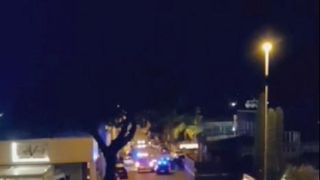 Carrara, prima litigano poi vengono presi a sassate davanti al locale notturno