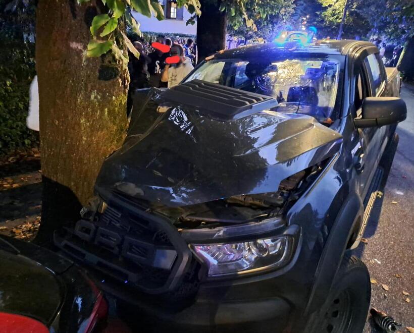 Camaiore, guida il Suv da ubriaco: distrugge due auto e poi si schianta<br>
