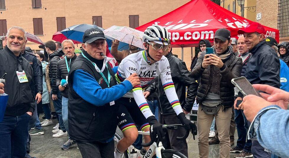 La pioggia non frena la passione: in mille a Vignola per il Giro dell’Emilia, tripudio per Pogacar che poi va a vincere