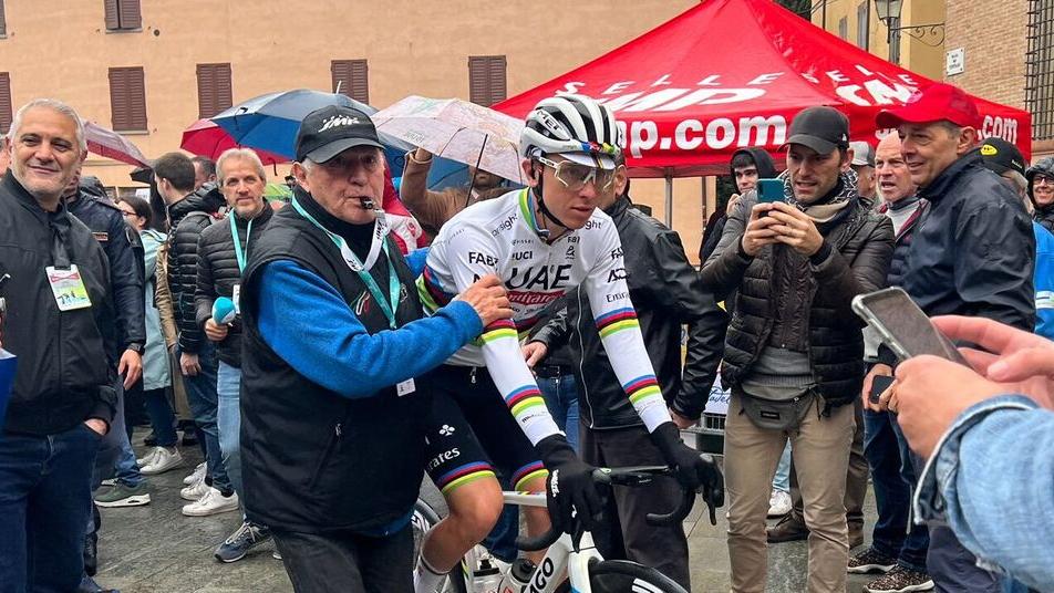 La pioggia non frena la passione: in mille a Vignola per il Giro dell’Emilia, tripudio per Pogacar che poi va a vincere