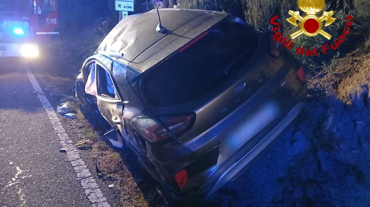 Auto si schianta contro una roccia lungo la Calangianus-Olbia