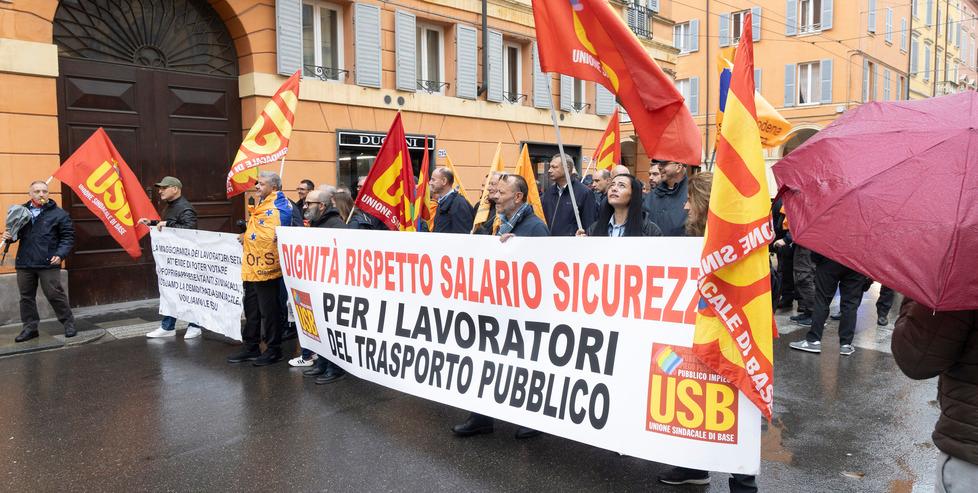 Modena, lo sciopero degli autisti dei bus: «Turni massacranti, dovremmo essere 60 in più»