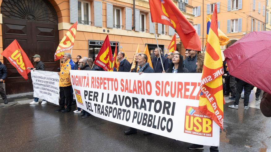 Modena, lo sciopero degli autisti dei bus: «Turni massacranti, dovremmo essere 60 in più»