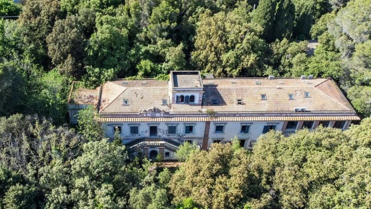 Villa Magrini in una delle foto con cui veniva pubblicizzata l’asta che si è svolta a fine settembre