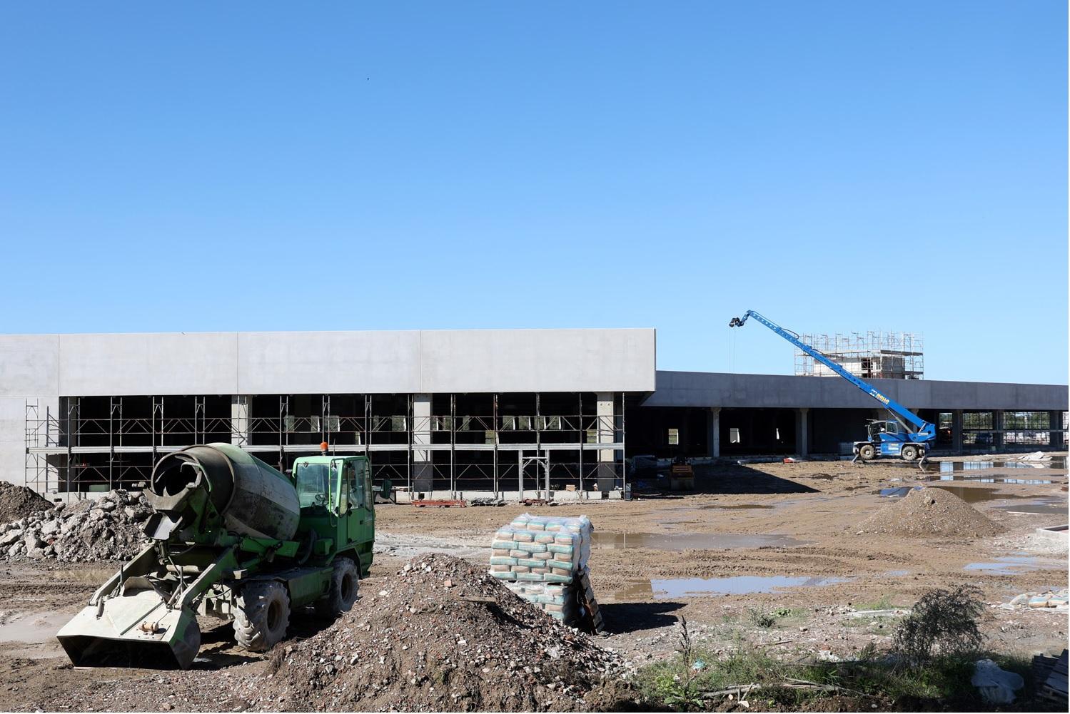 I lavori per la costruzione dei due nuovi stabili commerciali nell’area dell’ex Casa dello sconto, nel Comune di San Giuliano Terme