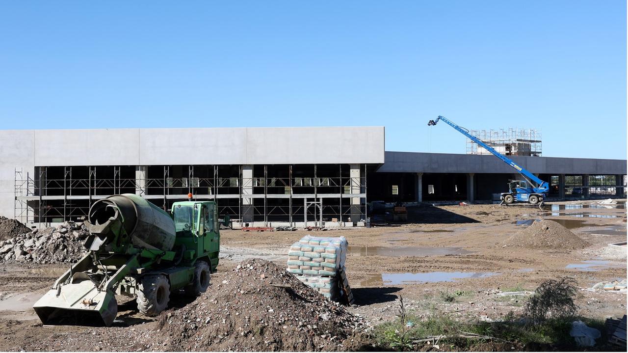 I lavori per la costruzione dei due nuovi stabili commerciali nell’area dell’ex Casa dello sconto, nel Comune di San Giuliano Terme