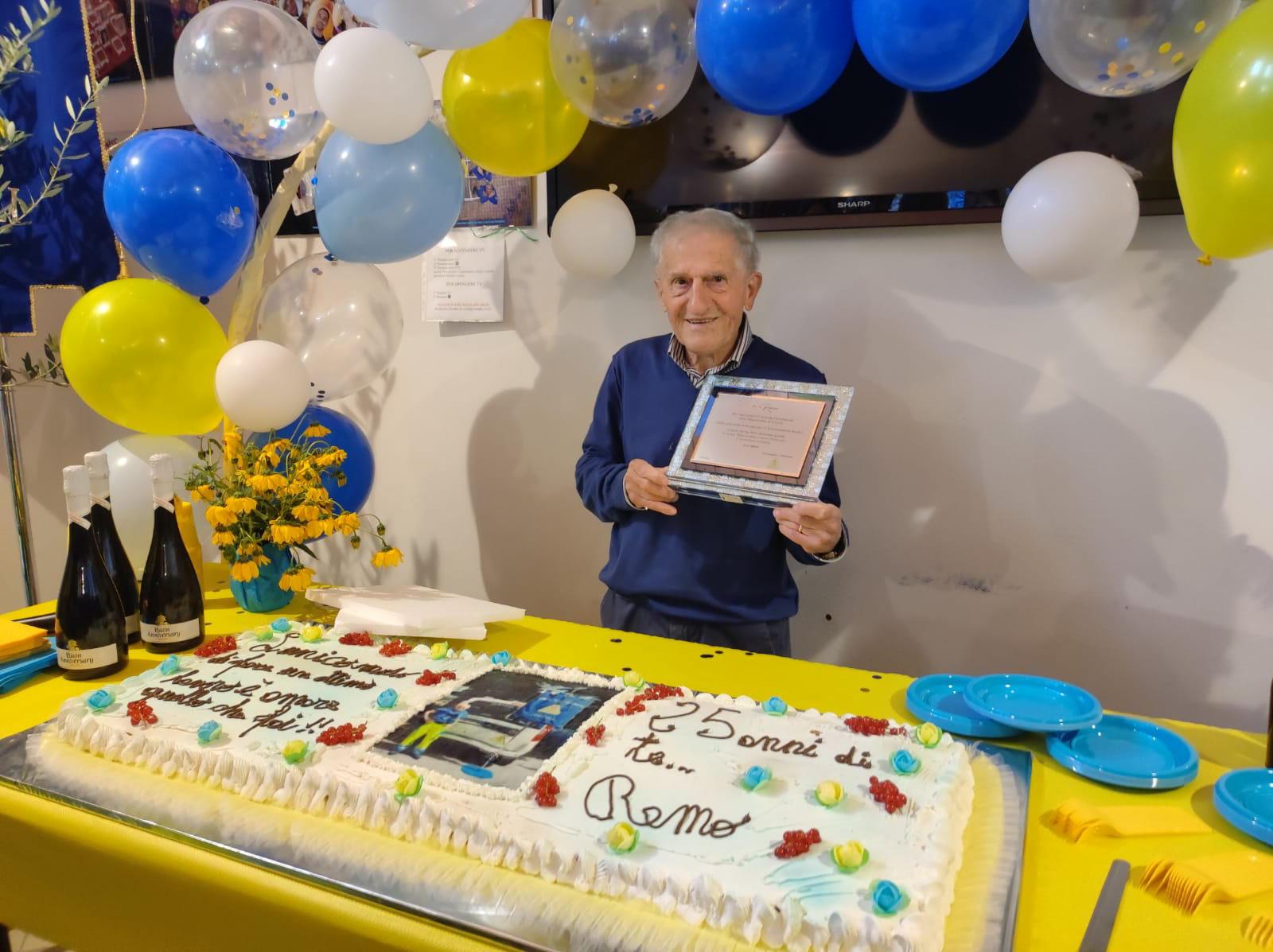 Festa a sorpresa ieri alla Misericordia di Forcoli per lo storico governatore che ha raggiunto il traguardo delle nozze d’argento con l’associazione di volontariato e ancora pensa a nuove iniziative