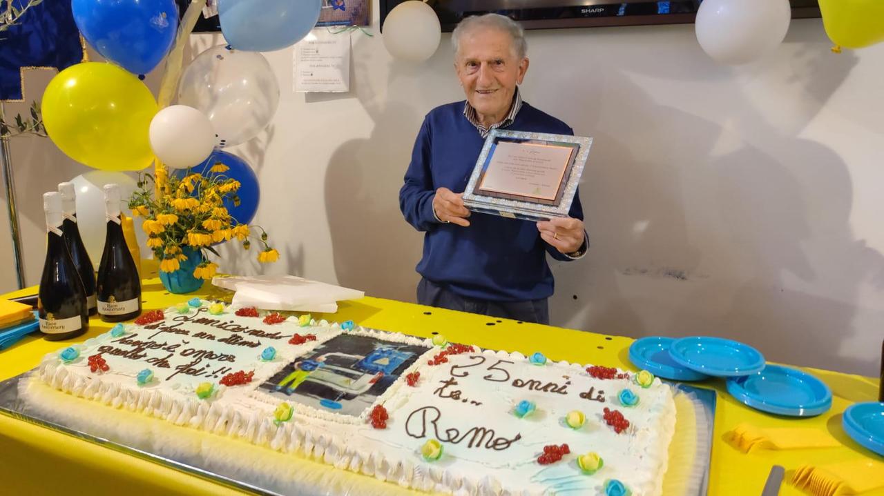 Festa a sorpresa ieri alla Misericordia di Forcoli per lo storico governatore che ha raggiunto il traguardo delle nozze d’argento con l’associazione di volontariato e ancora pensa a nuove iniziative