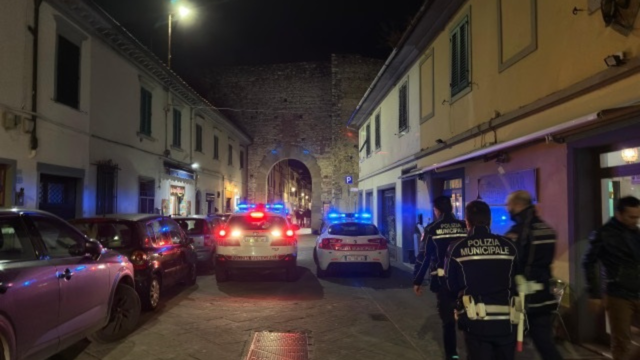 La polizia municipale venerdì sera in via Santa Trinita