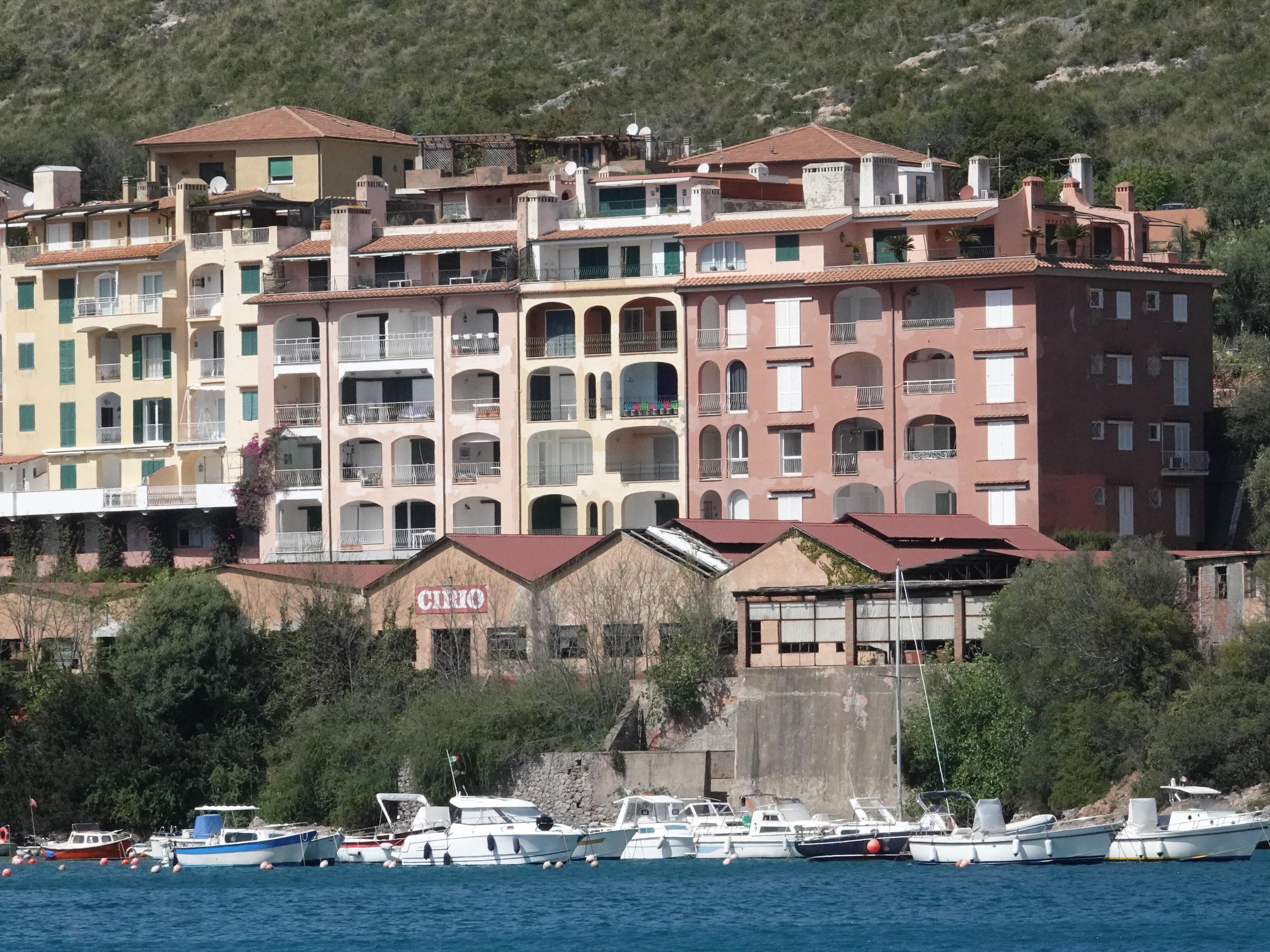 La fabbrica ex Cirio, il vecchio stabilimento di sardine vuoto e abbandonato ormai da molti anni. Sarà demolita e al suo posto sarà realizzato un albergo stellato (foto Enzo Russo)