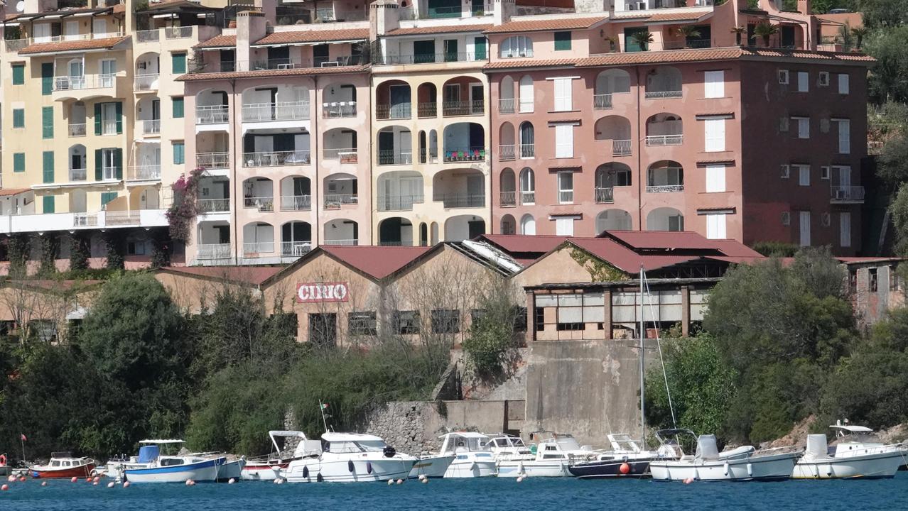 La fabbrica ex Cirio, il vecchio stabilimento di sardine vuoto e abbandonato ormai da molti anni. Sarà demolita e al suo posto sarà realizzato un albergo stellato (foto Enzo Russo)