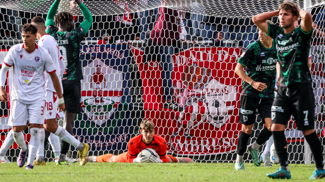 Il rammarico dei giocatori del Pontedera dopo una occasione da gol non sfruttata (foto Daniele Lugli)