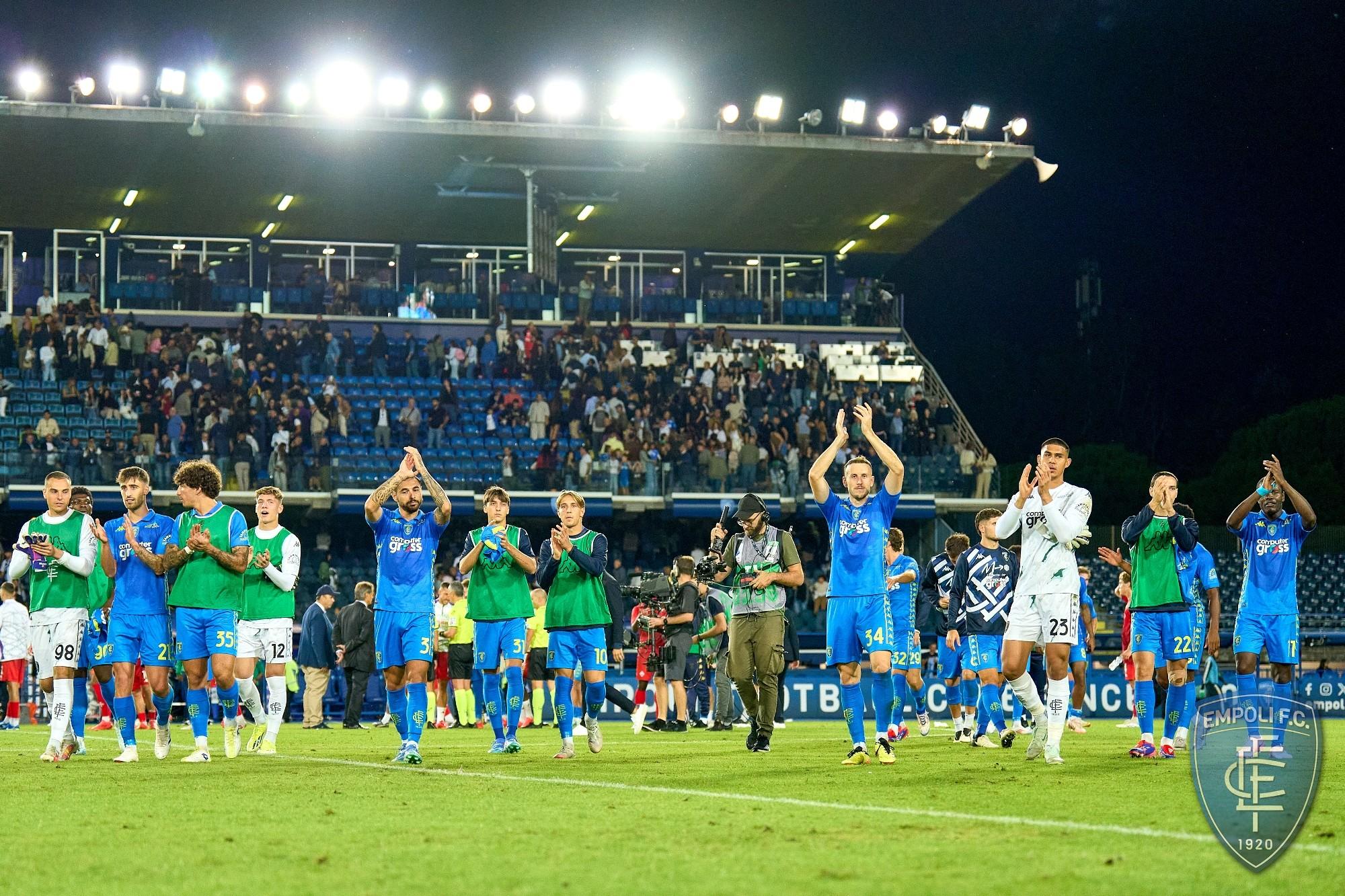 Il saluto degli azzurri ai tifosi dopo il derby (foto Juri Autovino)