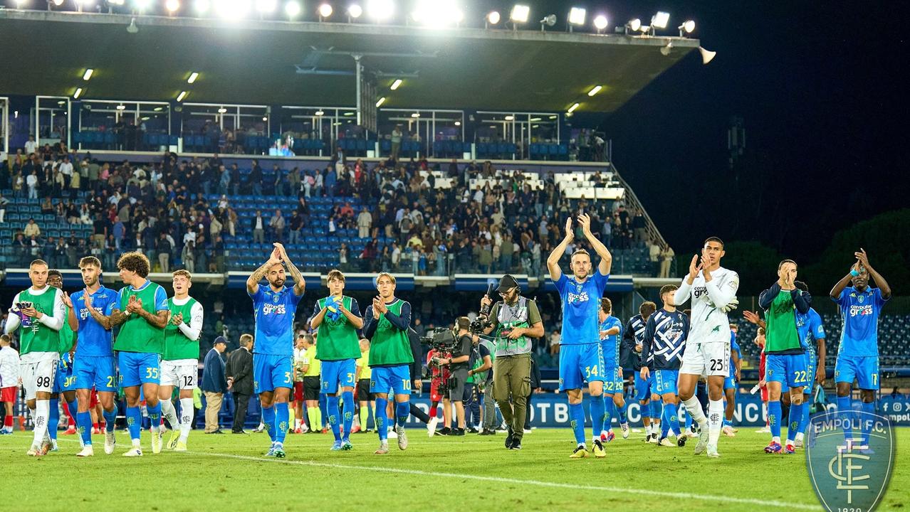 Il saluto degli azzurri ai tifosi dopo il derby (foto Juri Autovino)