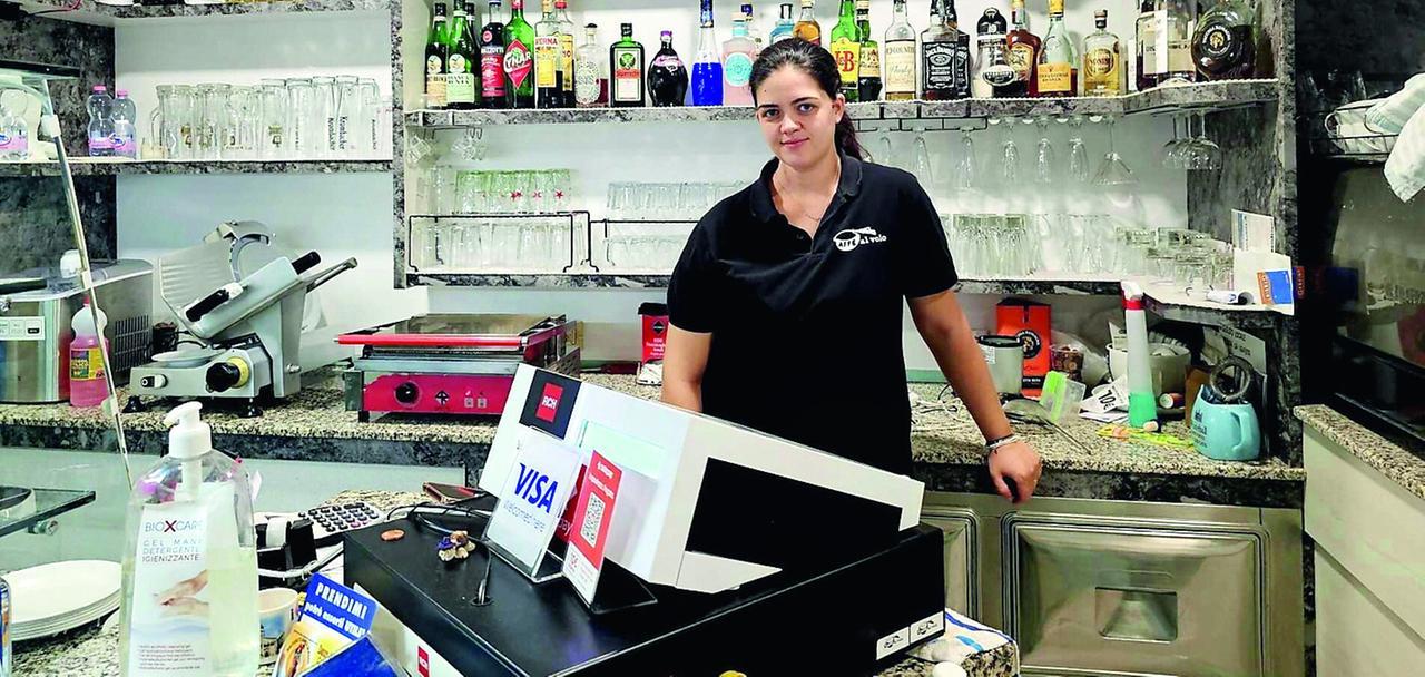 Jasmine, la barista che aiuta i senzatetto della stazione di Modena