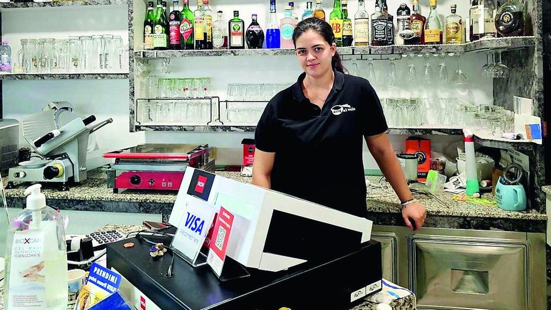 Jasmine, la barista che aiuta i senzatetto della stazione di Modena