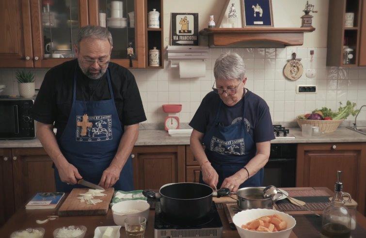
	Monsignor Paolo Giulietti in cucina (foto Tv2000)

