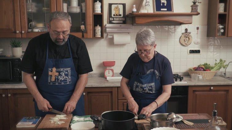Monsignor Paolo Giulietti in cucina (foto Tv2000)