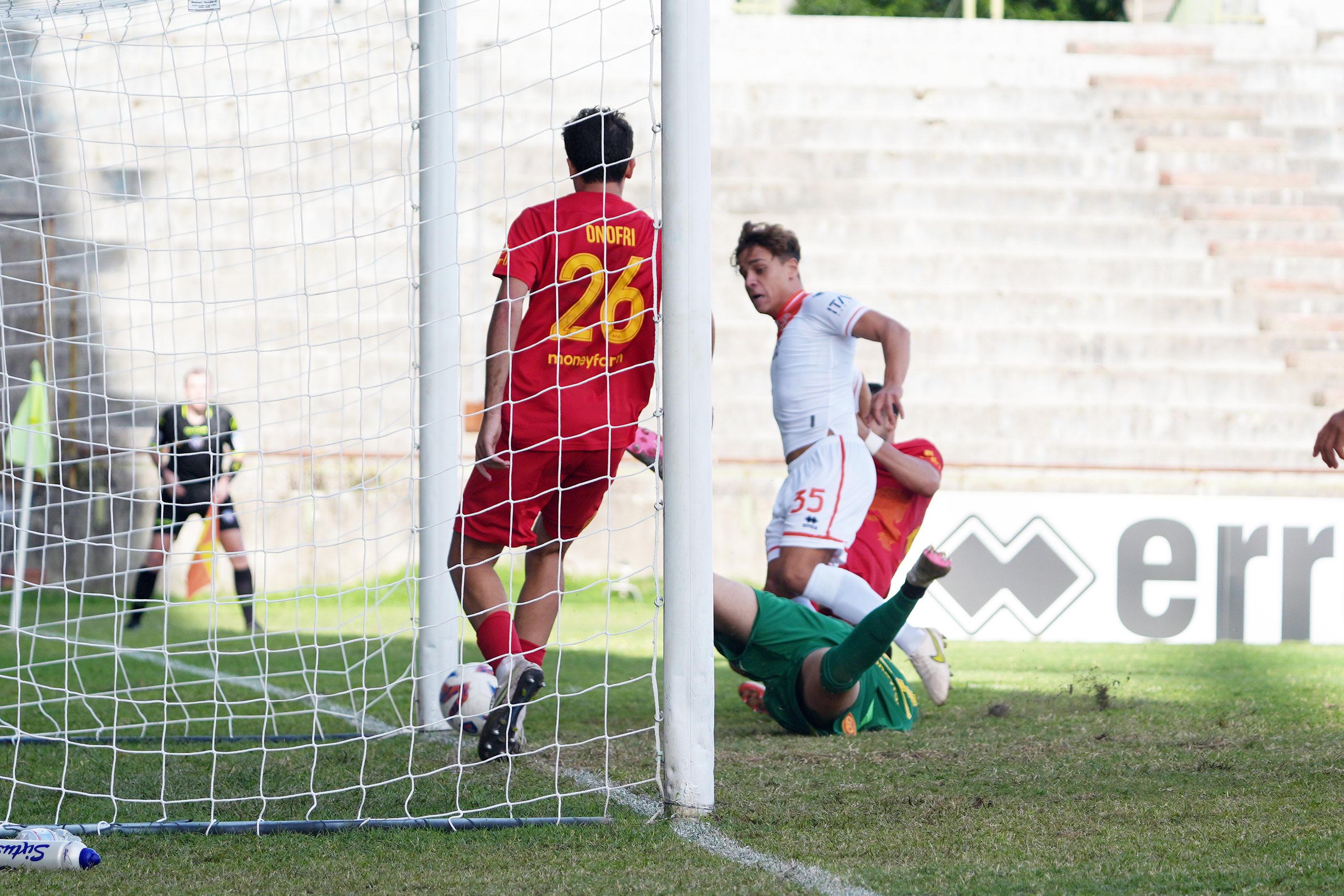 Il gol di Cuomo che ha dato la vittoria contro il Ravenna (foto Nucci)