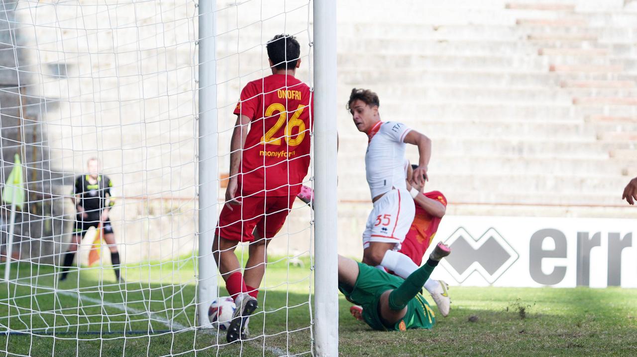 Il gol di Cuomo che ha dato la vittoria contro il Ravenna (foto Nucci)