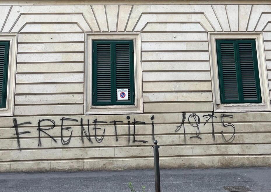 Livorno, nuovi sospetti sul tifoso indagato: «La scritta non solo al tribunale»