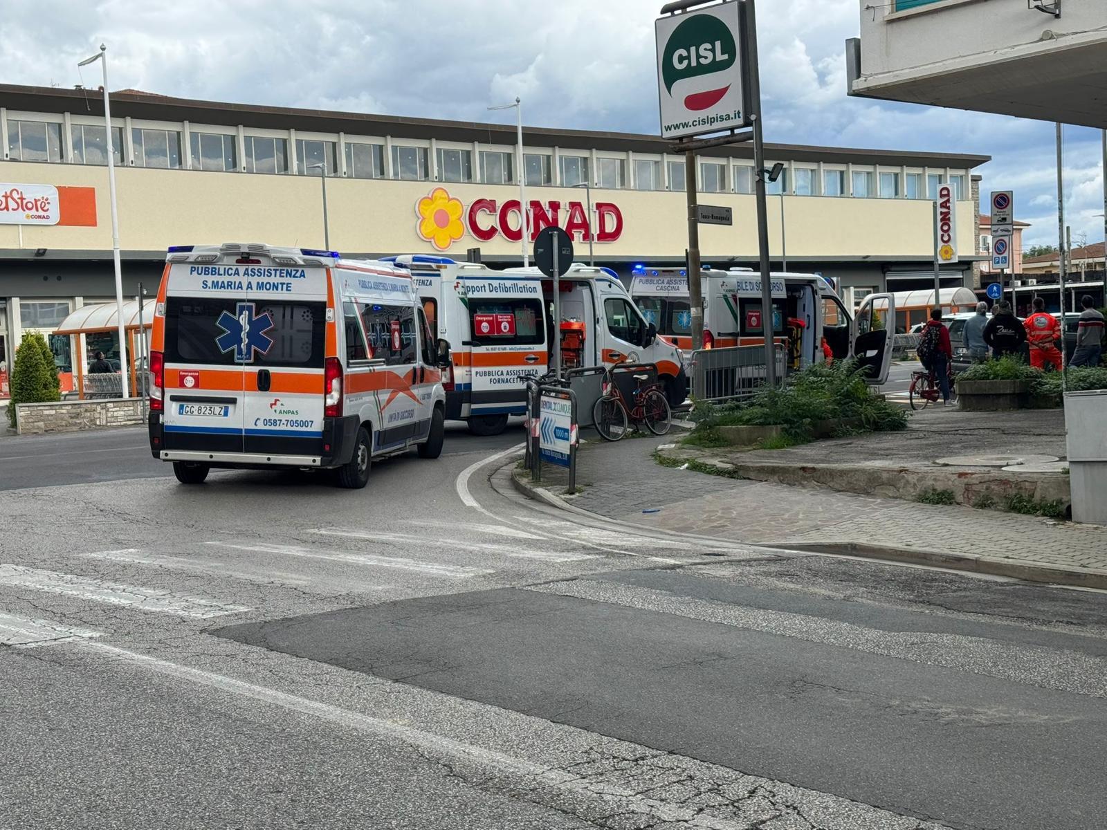 L’intervento dei soccorritori e dei carabinieri in centro a Cascina