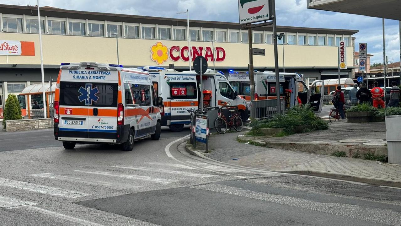 L’intervento dei soccorritori e dei carabinieri in centro a Cascina