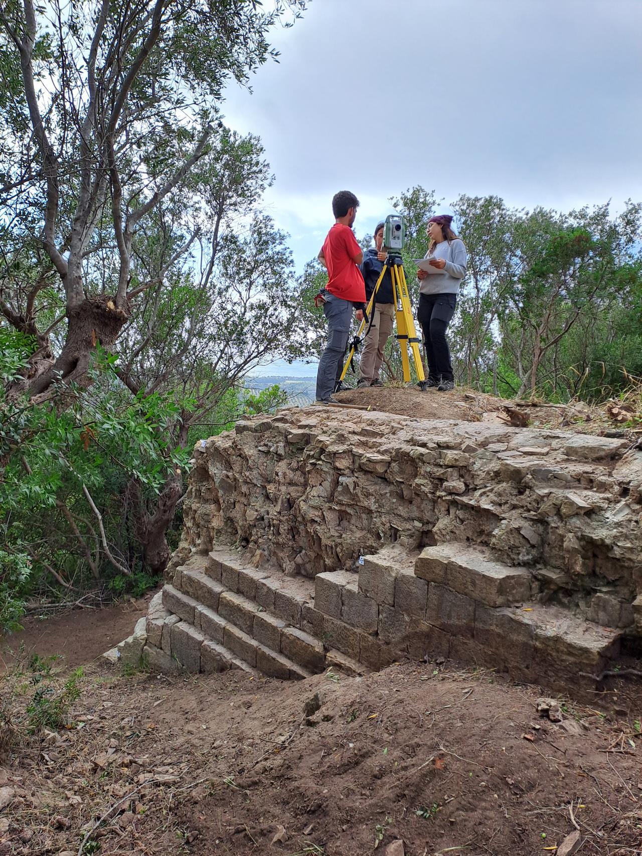 
	Campagna di ricerca '24, archeologi durante i rilievi&nbsp;

