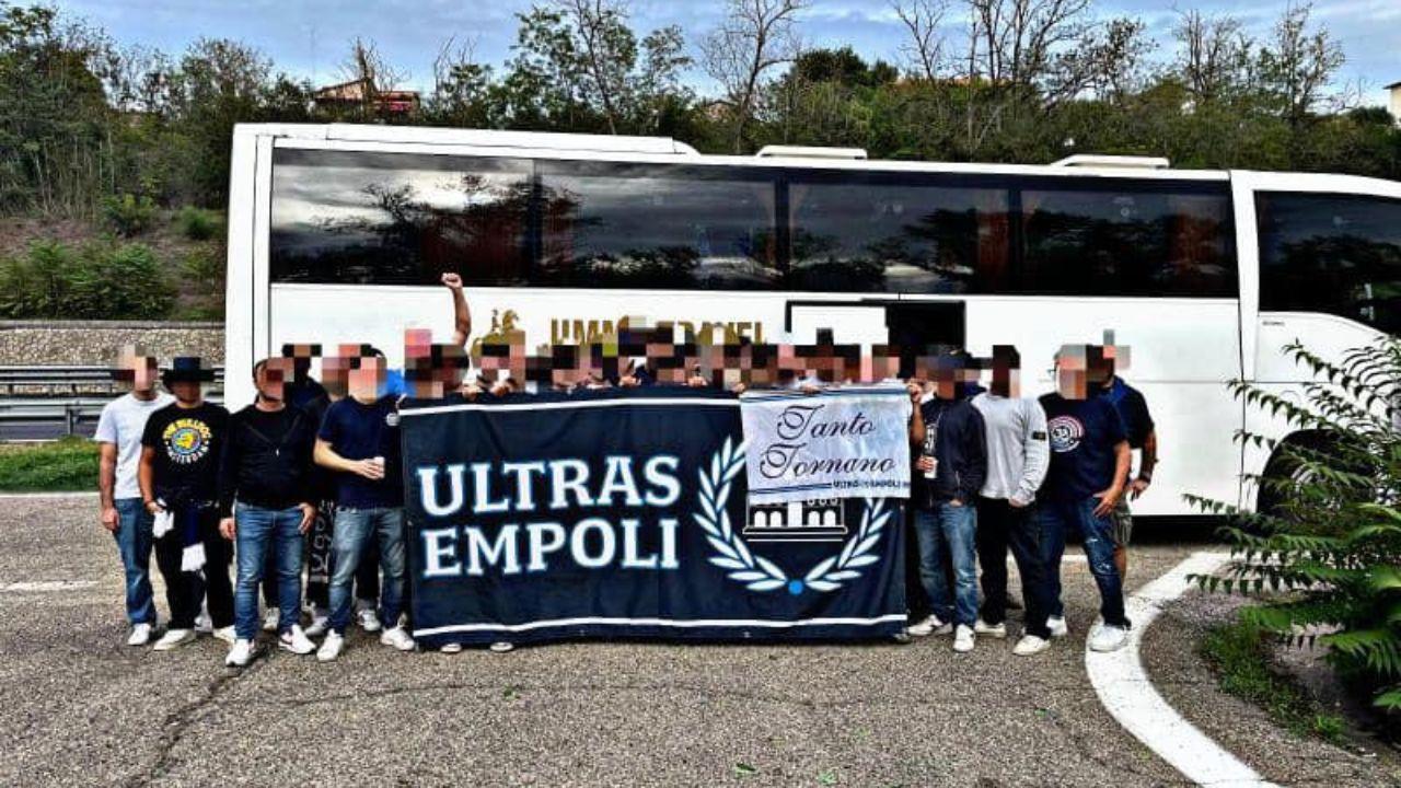 
	Il gruppo di tifosi rimasti fuori dall'Olimpico

