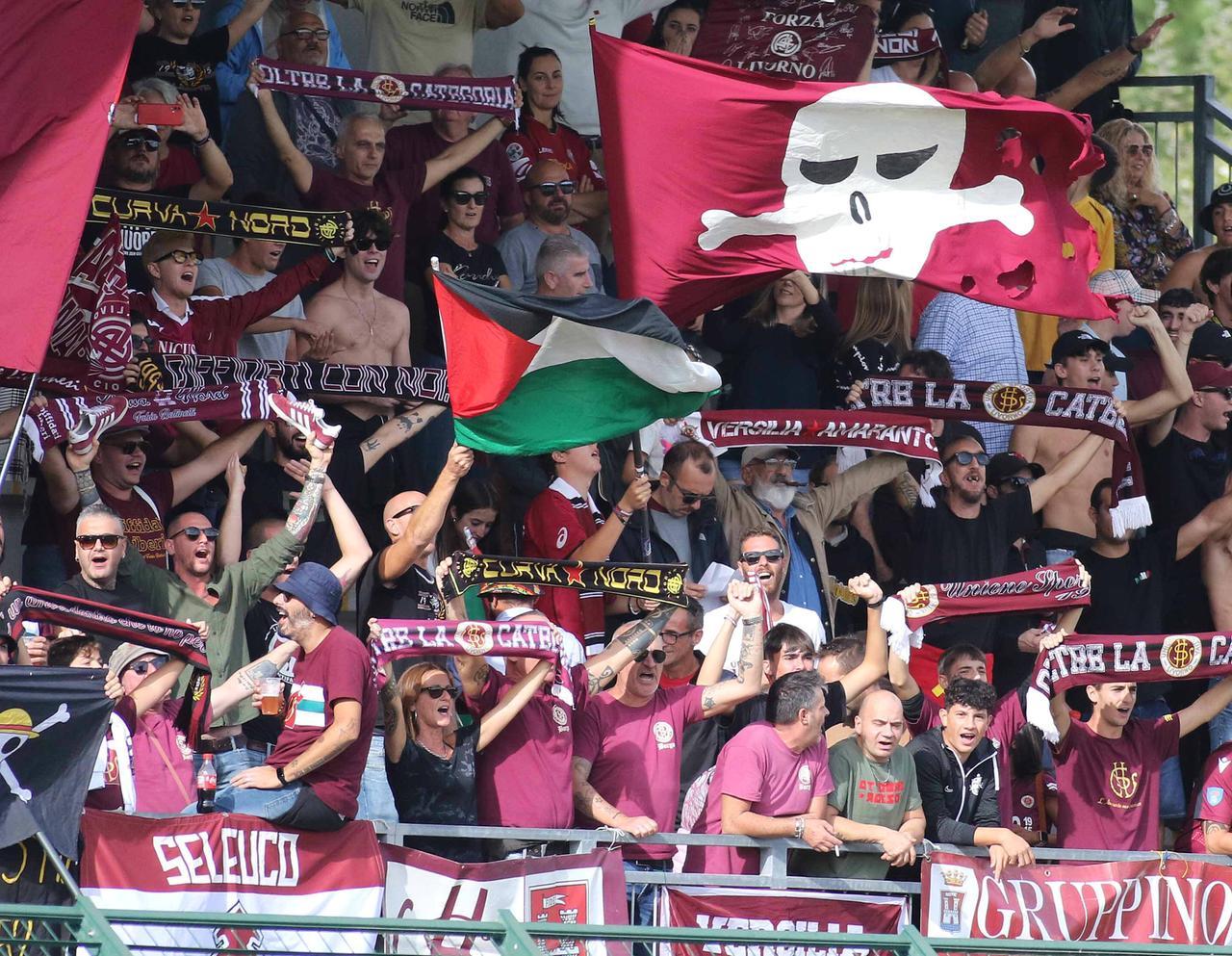 
	Tifosi del Livorno in trasferta

