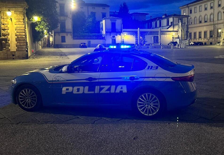 Lucca, una guardia giurata presa a pugni in centro storico
