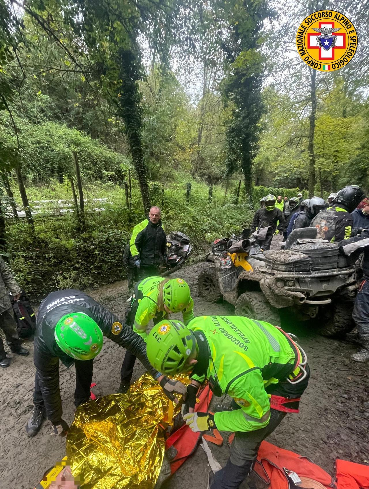 Cade col quad e resta bloccato con le gambe, ferito 49enne