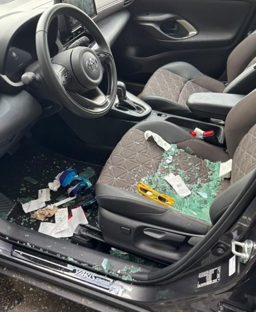 Vetri spaccati e auto saccheggiate: nel mirino la zona Mirabello