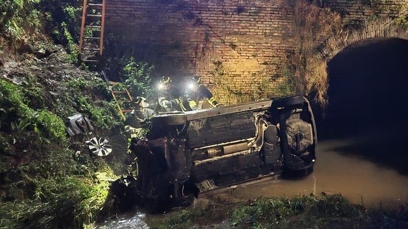 Bomporto, ragazza vola con l’auto in un canale