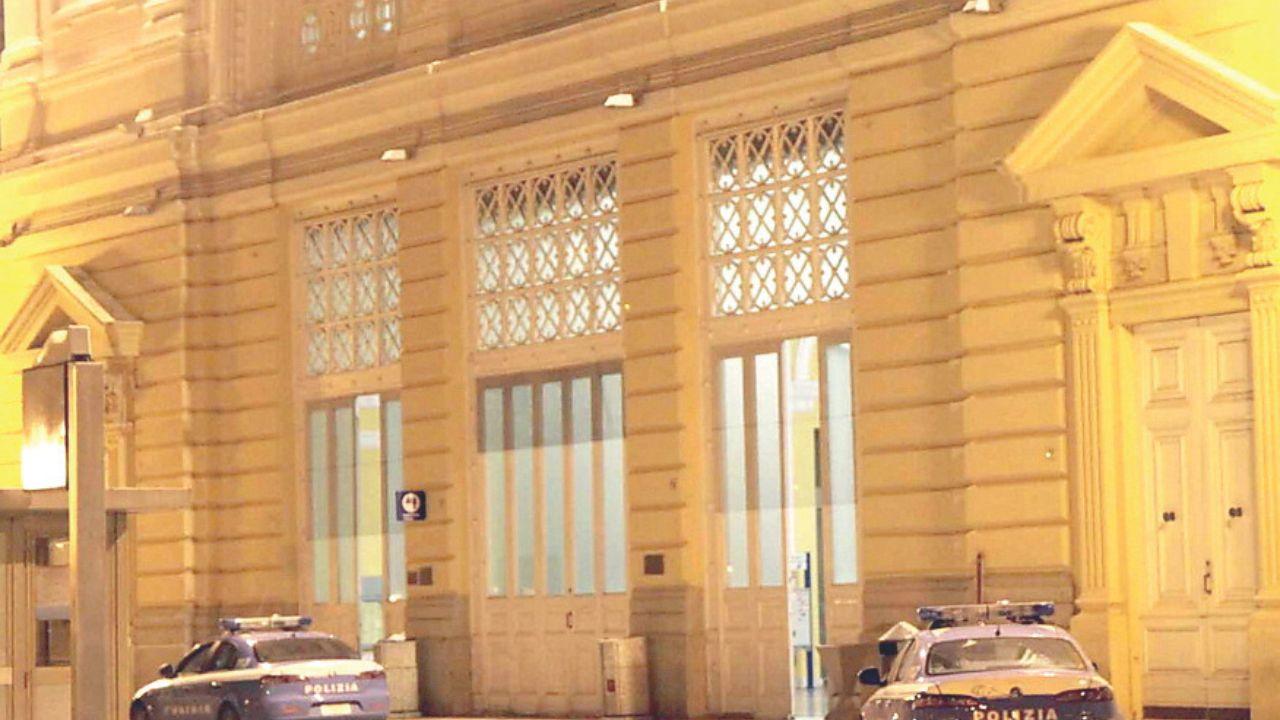 Due volanti della polizia di Stato fuori dalla stazione ferroviaria di Livorno centrale