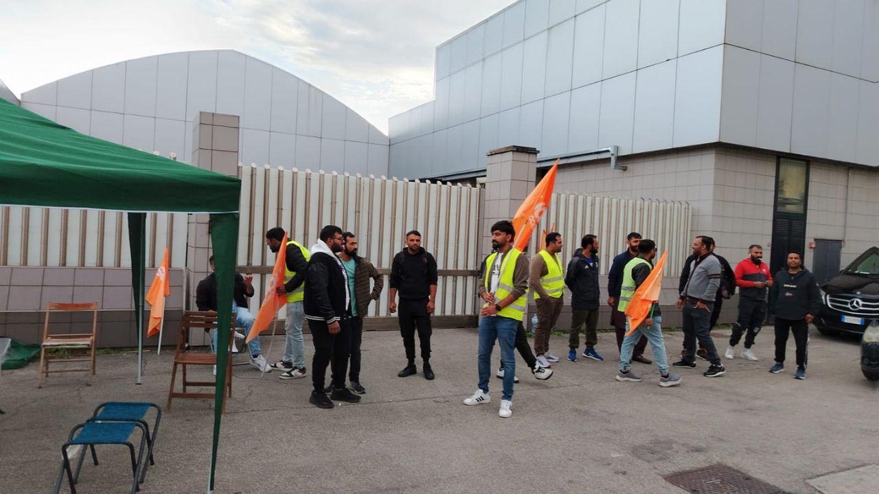 Nella foto uno dei picchetti messi in atto ieri davanti a una delle fabbriche seguite dal sindacato