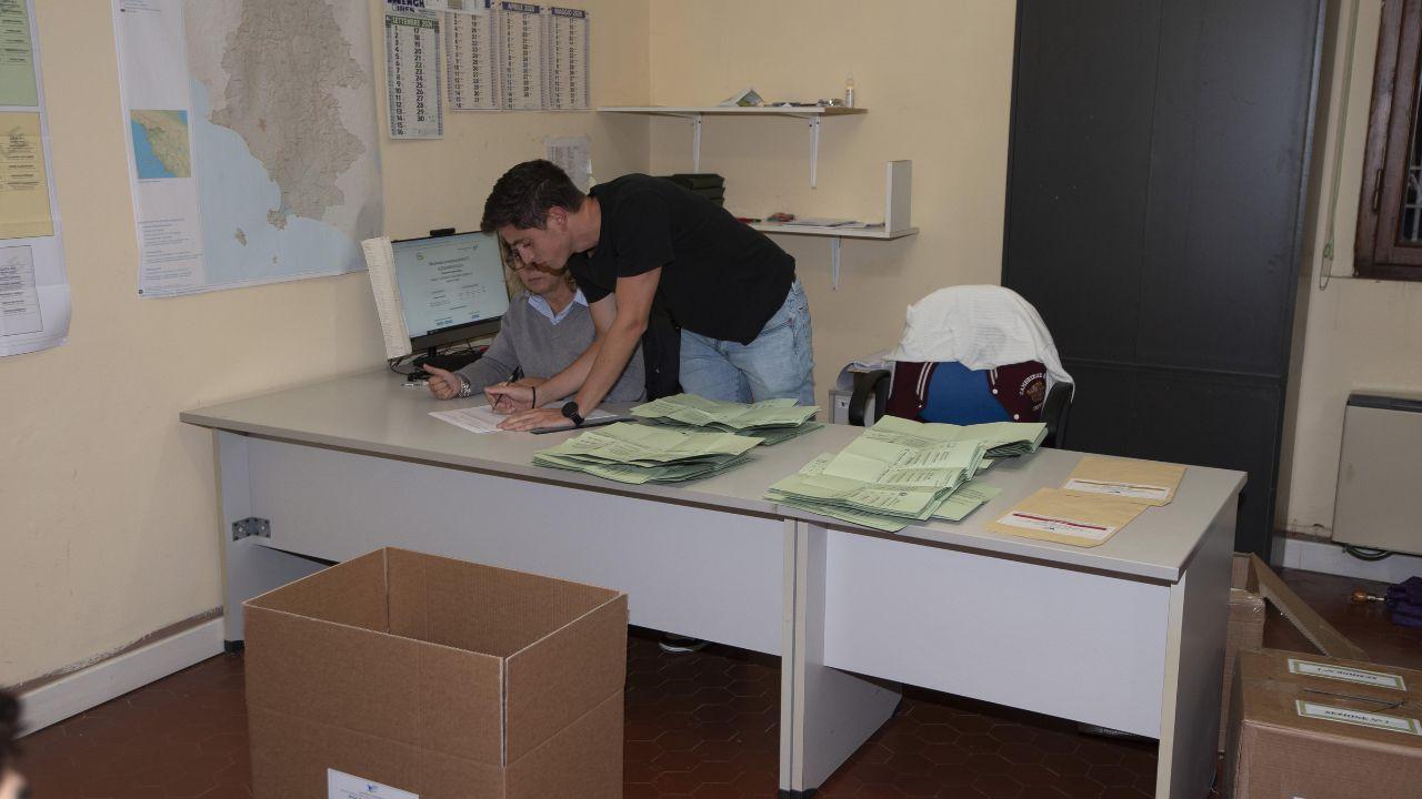 Una fase dello spoglio iniziato sabato sera subito dopo la chiusura dei seggi (foto Agenzia Bf)