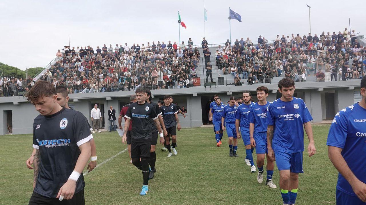 Le due squadre entrano in campo (fotoservizio Enzo Russo)