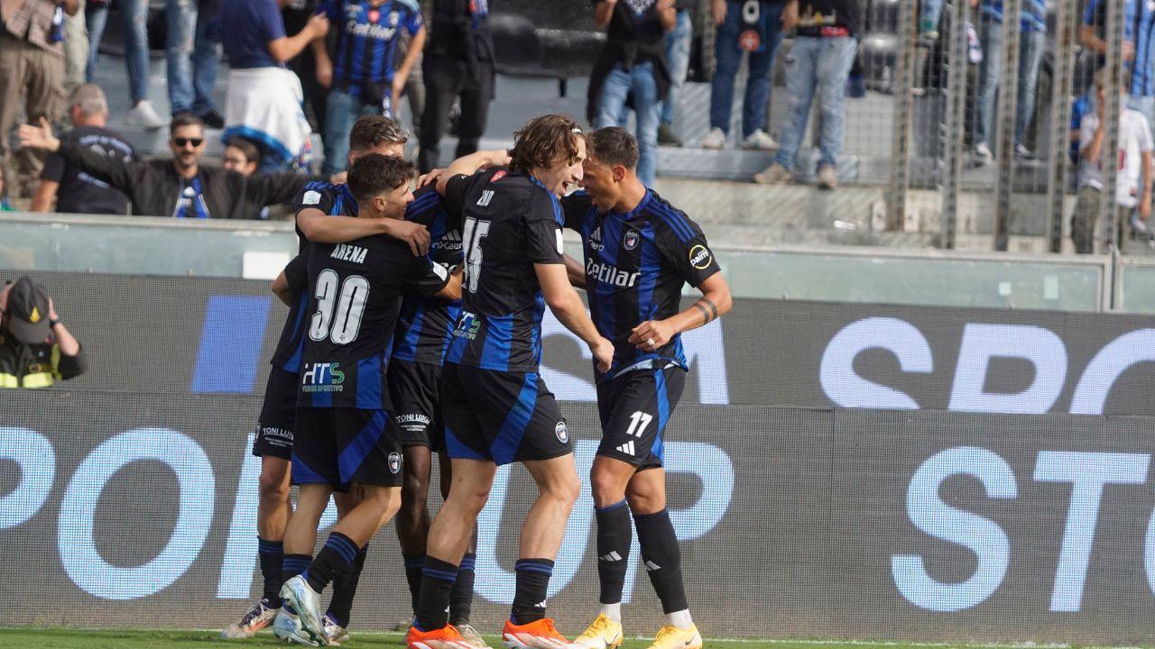 L’abbraccio dei giocatori nerazzurri dopo uno dei tre gol messi a segno nel corso della sfida vinta sabato scorso all’Arena contro il Cesena