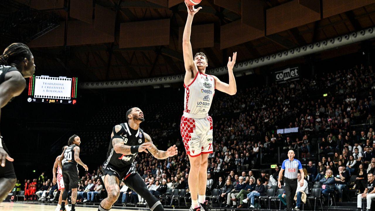 Luka Brajkovic a canestro contro Bologna (foto Elisa Maestripieri/ Pistoia Basket 2000)