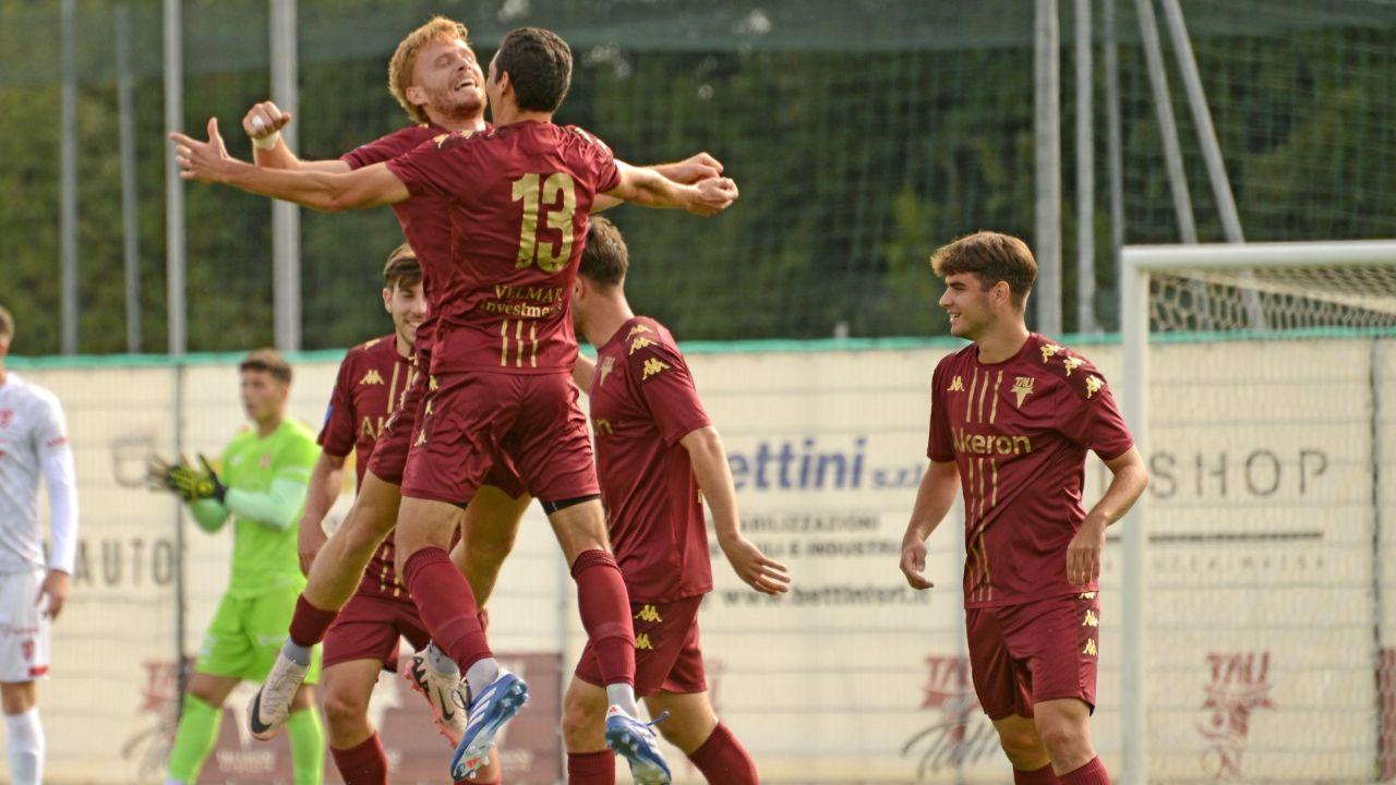 La gioia del bomber Motti dopo il gol del momentaneo 1-0 (foto Nucci)