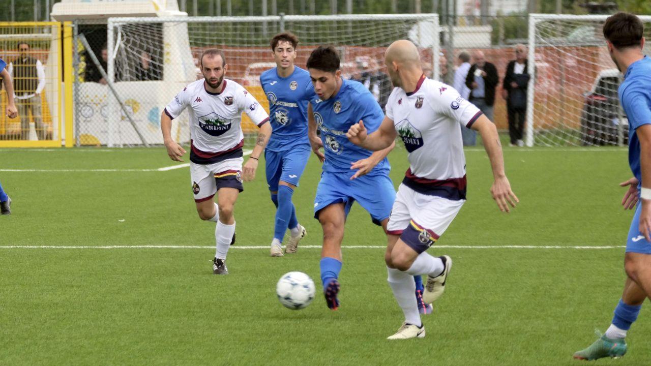 Azione di gioco del derby Viareggio Camaiore che si è giocato ieri (foto Paglianti)