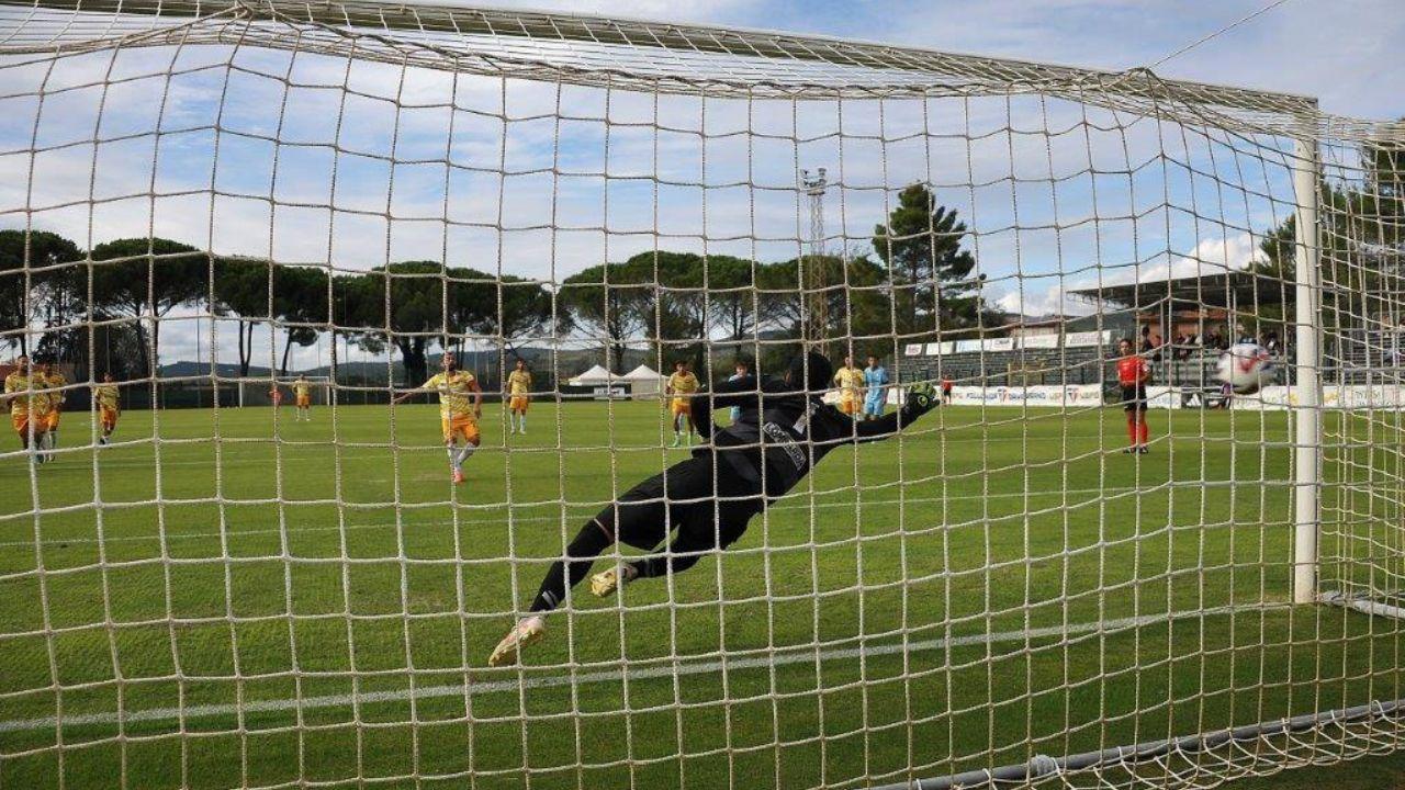 In alto il calcio di rigore trasformato da Lo Sicco, l’arbitro Palma e lo stesso Lo Sicco infortunato trasportato in barella fuori dal campo (foto Giancarlo Grassi)