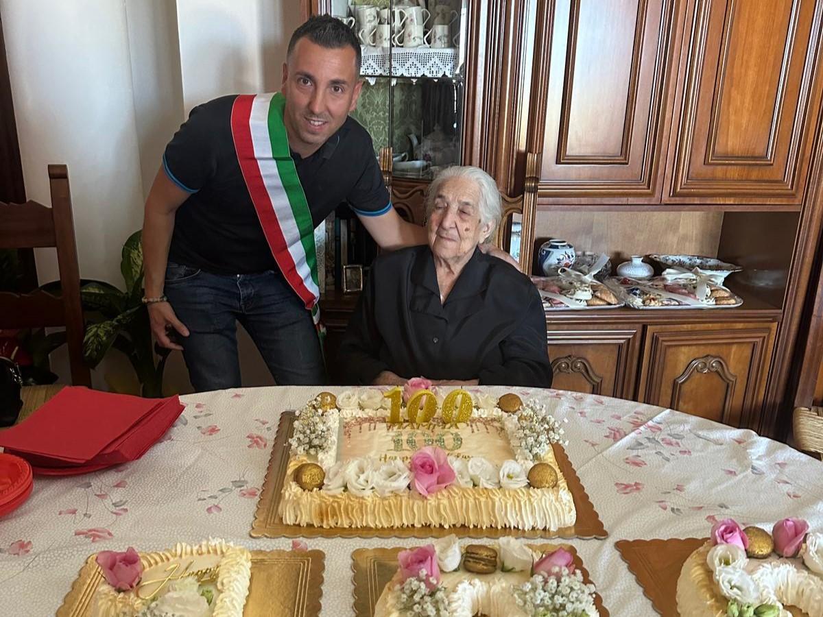 Bottidda in festa per due nuove centenarie: una è la prima edicolante del paese